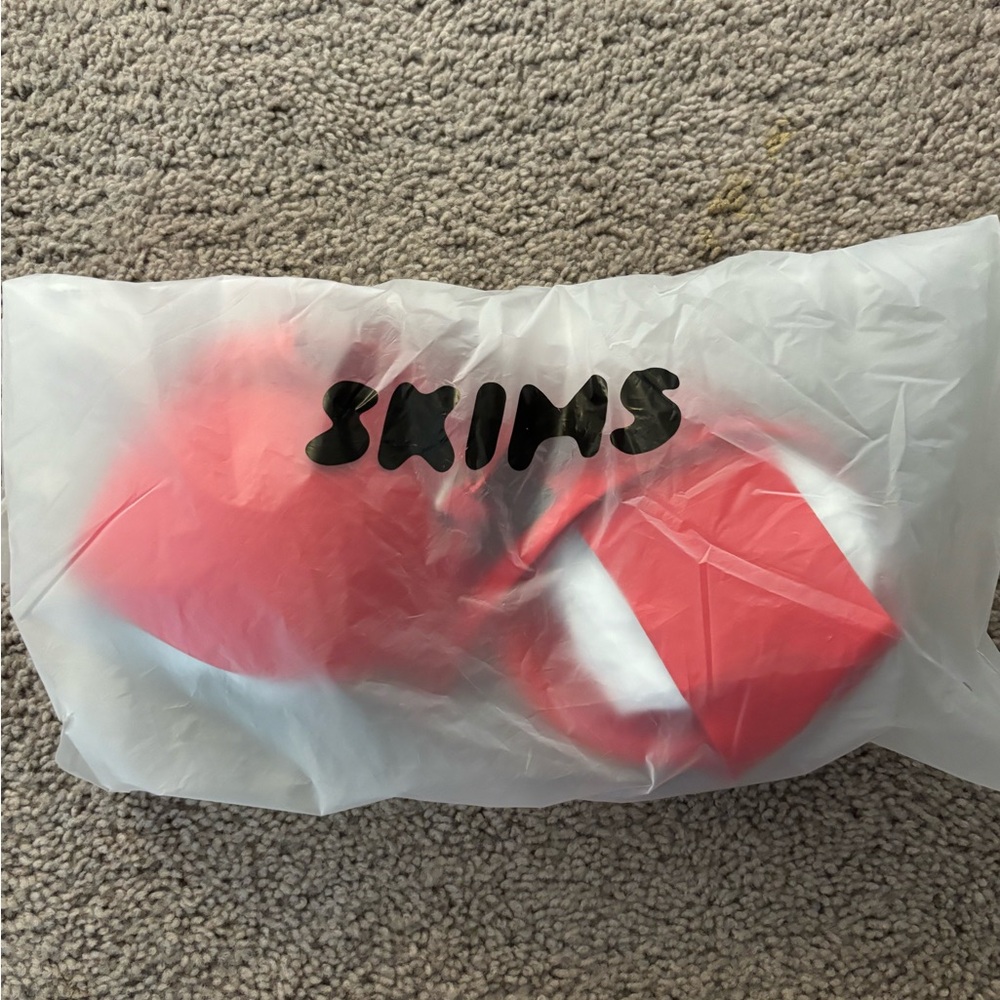 SKIMS Ultimate Push Up Plunge Bra